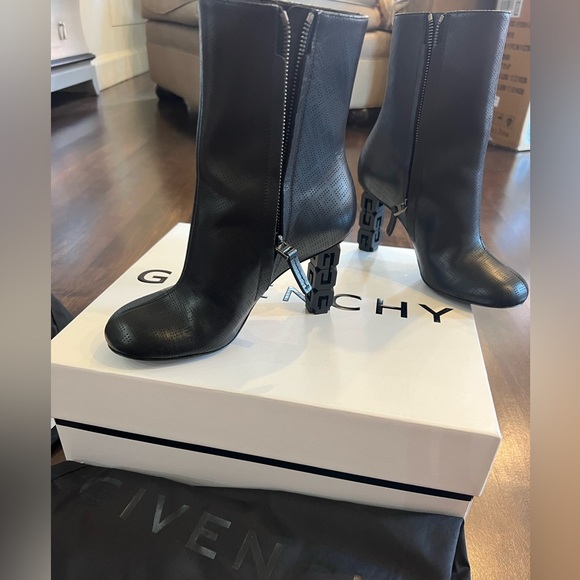 GIVENCHY G cube ankle booties. 100% Italian leather. Inside zipper. Never worn. - Picture 7 of 8
